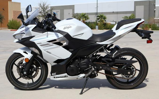 2023 Kawasaki Ninja 400 ABS Pearl Blizzard WhiteMetallic Carbon Gray