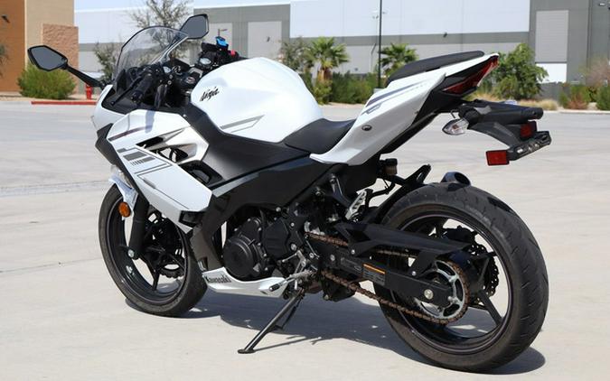 2023 Kawasaki Ninja 400 ABS Pearl Blizzard WhiteMetallic Carbon Gray