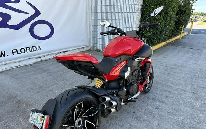 2023 Ducati Diavel V4 Ducati Red V4