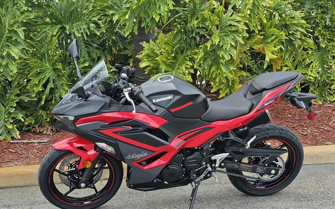 2024 Kawasaki Ninja 500 ABS Passion Red/Metallic Flat Spark Bla