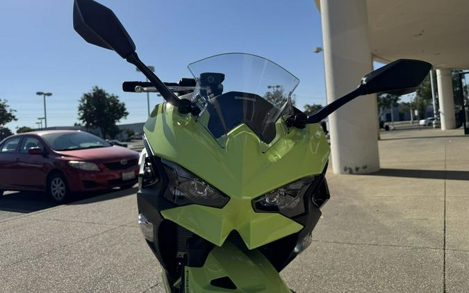 2026 Kawasaki Ninja® 500 ABS Metallic Yellowish Green/Ebony