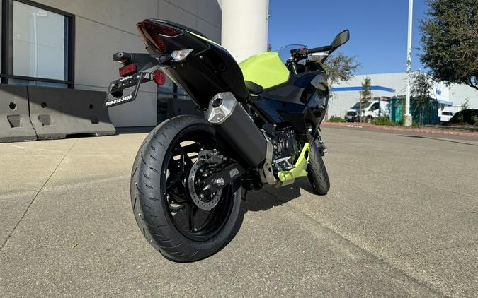 2026 Kawasaki Ninja® 500 ABS Metallic Yellowish Green/Ebony
