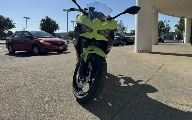 2026 Kawasaki Ninja® 500 ABS Metallic Yellowish Green/Ebony