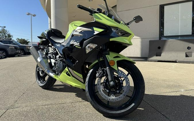 2026 Kawasaki Ninja® 500 ABS Metallic Yellowish Green/Ebony
