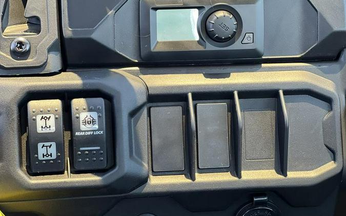 2026 Can-Am® Defender DPS CAB HD10