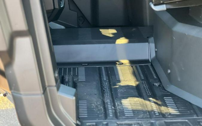 2026 Can-Am® Defender XT CAB HD11