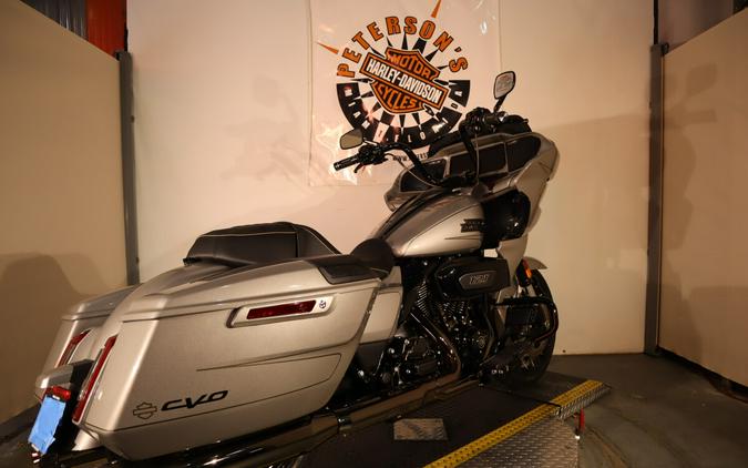 2023 Harley-Davidson CVO™ Road Glide Dark Platinum w/Pinstripe