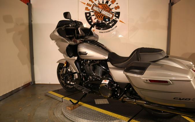 2023 Harley-Davidson CVO™ Road Glide Dark Platinum w/Pinstripe