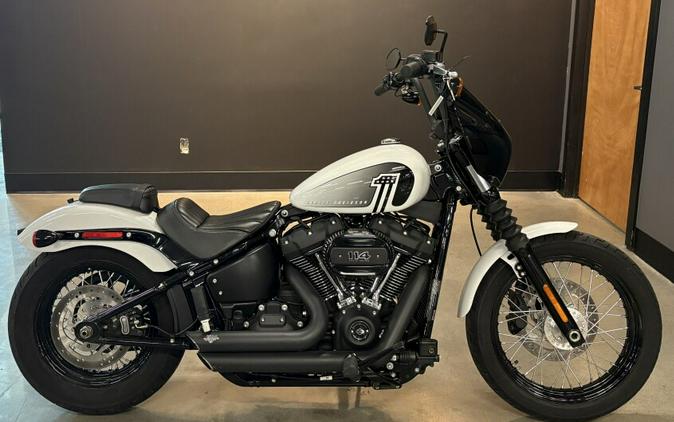 2021 Harley-Davidson® Street Bob® 114 Stone Washed White Pearl