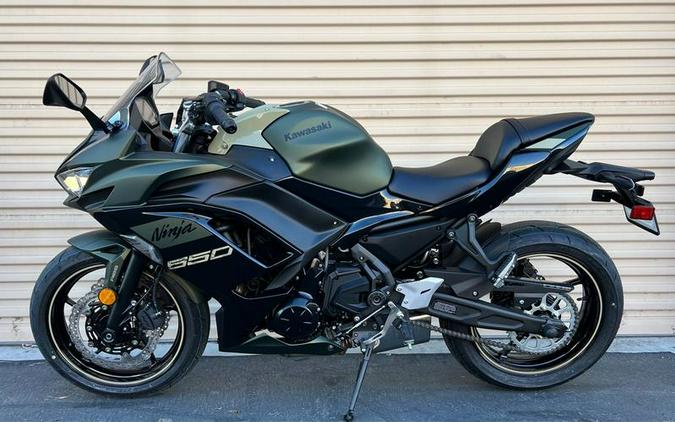 2024 Kawasaki Ninja® 650 Metallic Covert Green/Metallic Spark Black