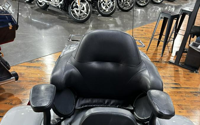 2024 Harley-Davidson® Tri Glide™ Ultra BILLIARD GRAY W/ PINSTRIPE