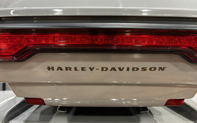 2024 Harley-Davidson® Tri Glide™ Ultra BILLIARD GRAY W/ PINSTRIPE