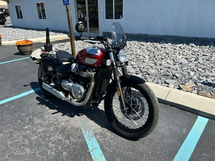 2018 Triumph Bonneville Bobber Cranberry Red / Frozen Silver