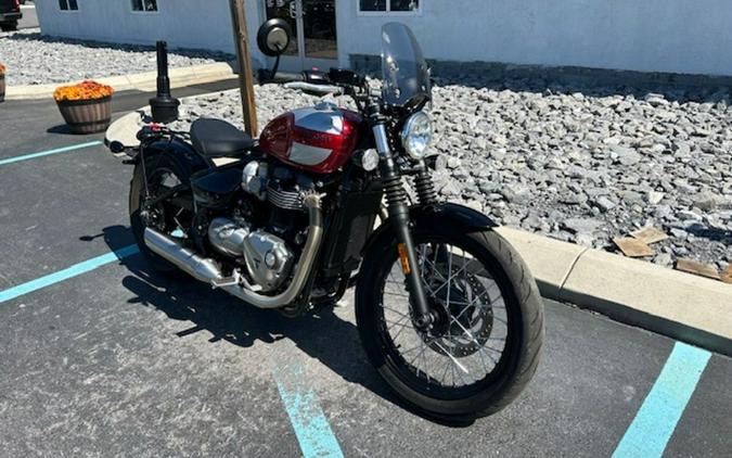 2018 Triumph Bonneville Bobber Cranberry Red / Frozen Silver