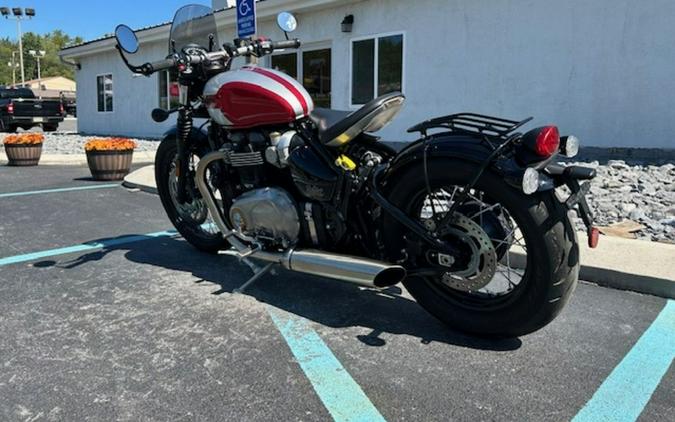 2018 Triumph Bonneville Bobber Cranberry Red / Frozen Silver