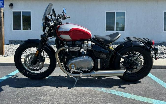 2018 Triumph Bonneville Bobber Cranberry Red / Frozen Silver