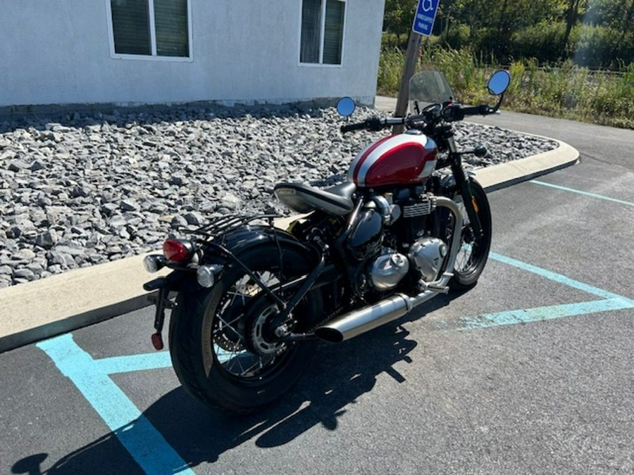 2018 Triumph Bonneville Bobber Cranberry Red / Frozen Silver