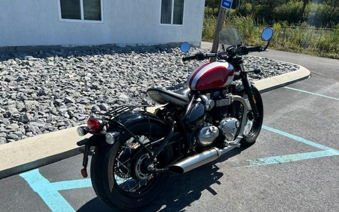 2018 Triumph Bonneville Bobber Cranberry Red / Frozen Silver