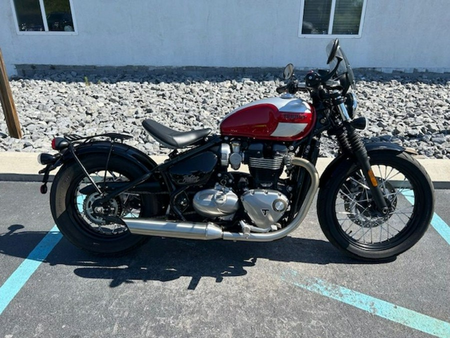 2018 Triumph Bonneville Bobber Cranberry Red / Frozen Silver