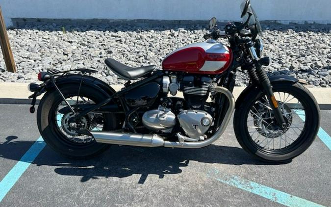 2018 Triumph Bonneville Bobber Cranberry Red / Frozen Silver