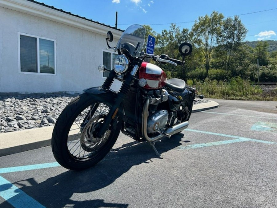 2018 Triumph Bonneville Bobber Cranberry Red / Frozen Silver