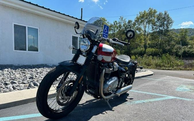 2018 Triumph Bonneville Bobber Cranberry Red / Frozen Silver