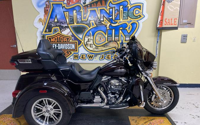 2014 Tri Glide Ultra Classic Blackened Cayenne