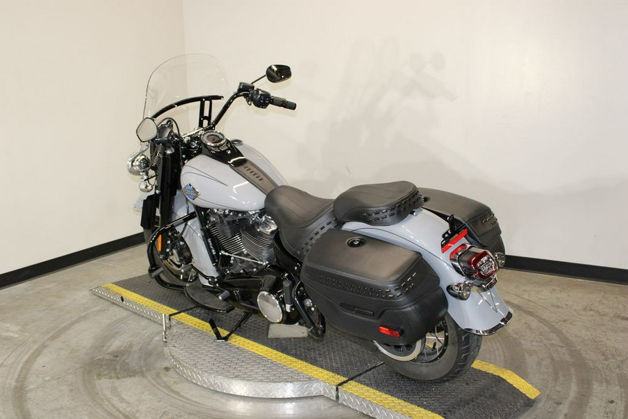2025 Harley-Davidson® FLHC - Heritage Classic