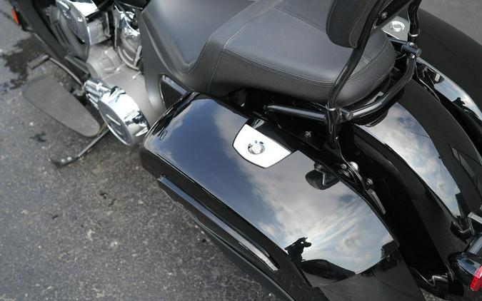 2021 Indian Motorcycle Challenger Thunder Black