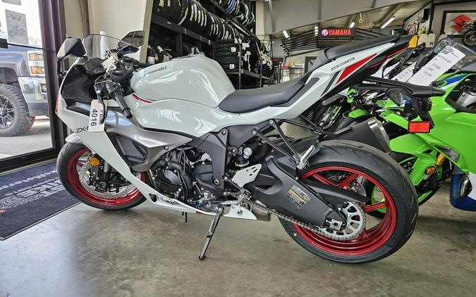 2024 Kawasaki Ninja® ZX™-6R Pearl Robotic White/Metallic Graphite Gray