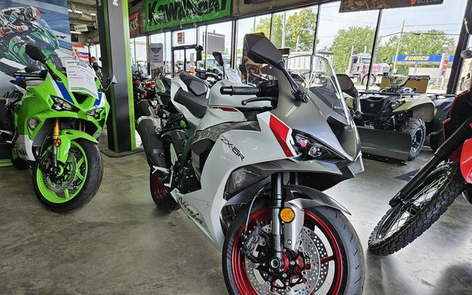 2024 Kawasaki Ninja® ZX™-6R Pearl Robotic White/Metallic Graphite Gray