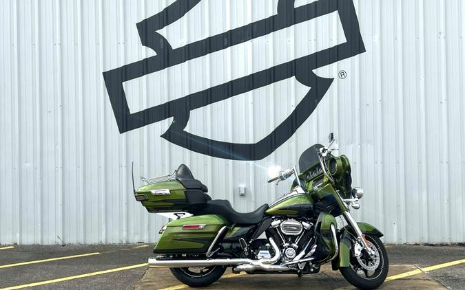 2017 Harley-Davidson® CVO™ Limited Spiked Olive & Serpentine Green with Carbon Dust including Contra