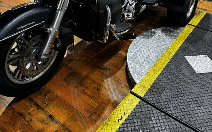 2022 Harley-Davidson® Tri Glide® Ultra GNT GRY MTL/BLK W/ PINSTRIP