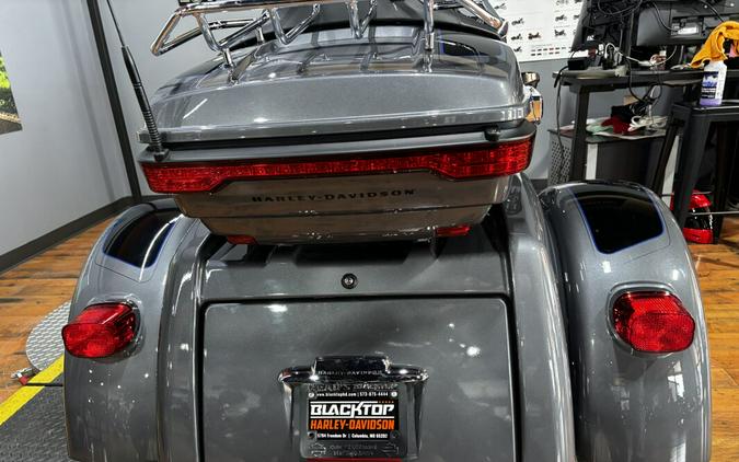 2022 Harley-Davidson® Tri Glide® Ultra GNT GRY MTL/BLK W/ PINSTRIP