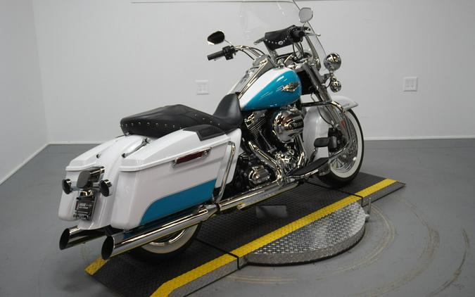2016 Harley-Davidson® Road King® Two-Tone Crushed Ice Pearl/Frosted Teal Pearl