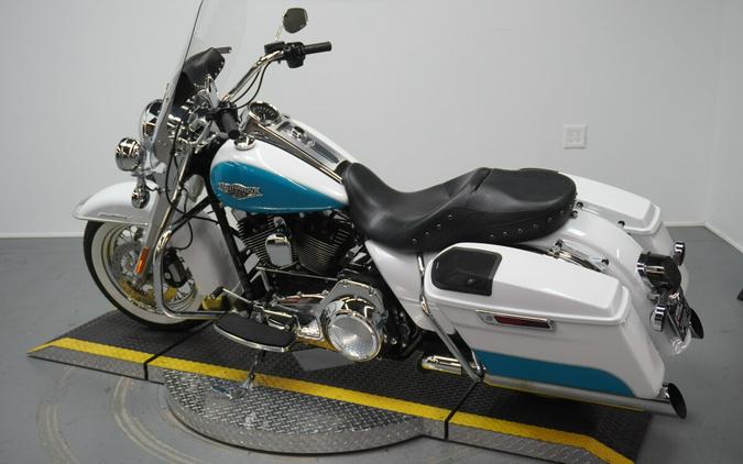 2016 Harley-Davidson® Road King® Two-Tone Crushed Ice Pearl/Frosted Teal Pearl