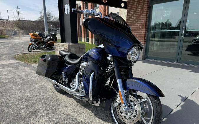 2016 Harley-Davidson CVO Street Glide FLHXSE Black Licorice with Midnight Cobalt Flames