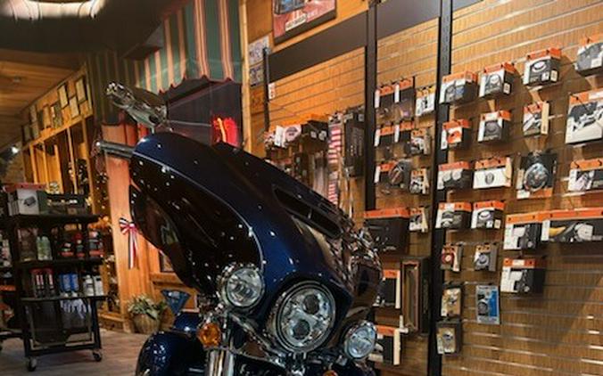 2014 Harley-Davidson Electra Glide Ultra Classic® Big Blue Pearl/Vivid Black