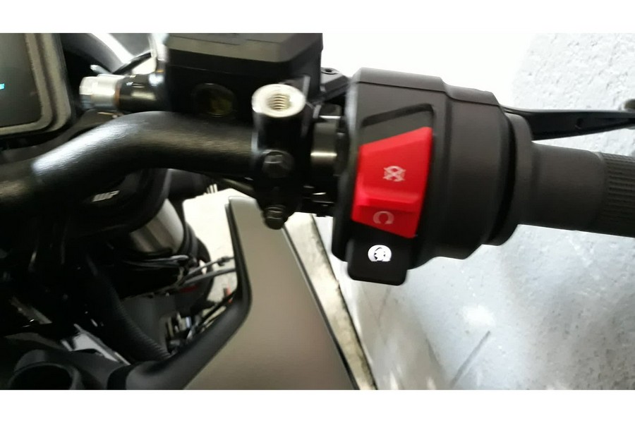 2024 Husqvarna SVARTPILEN 401