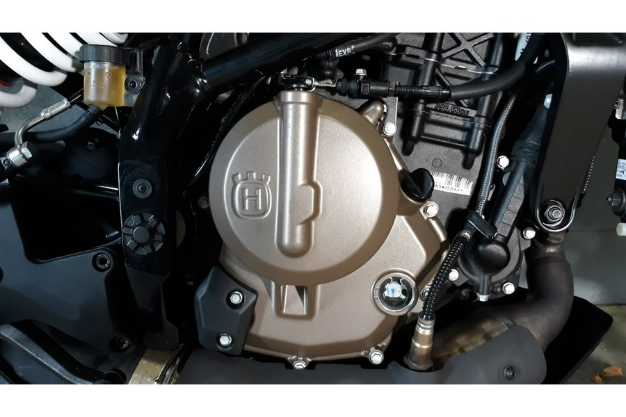 2024 Husqvarna SVARTPILEN 401