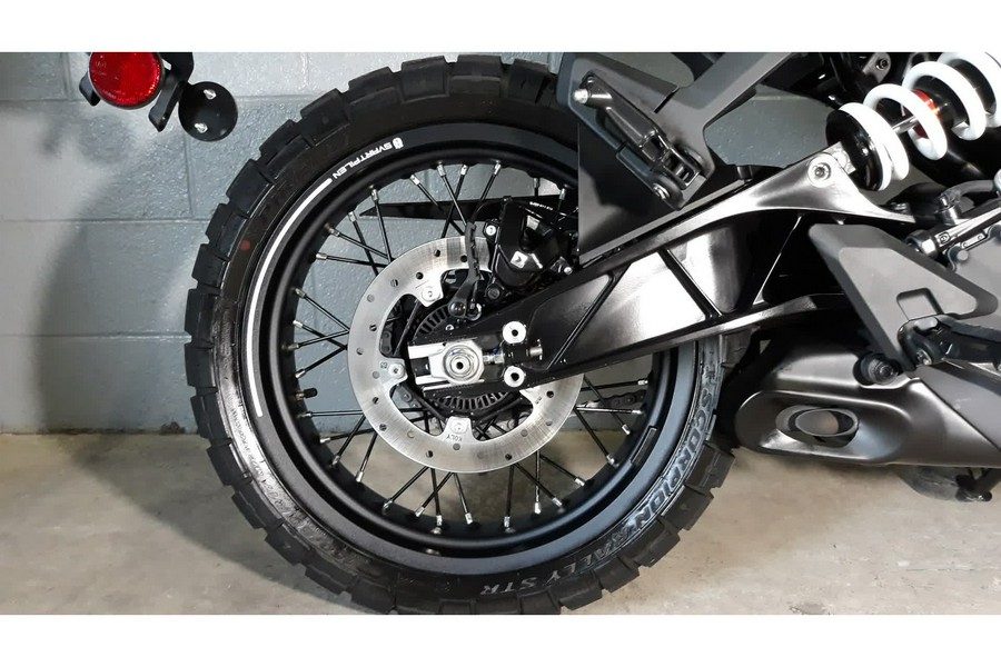 2024 Husqvarna SVARTPILEN 401