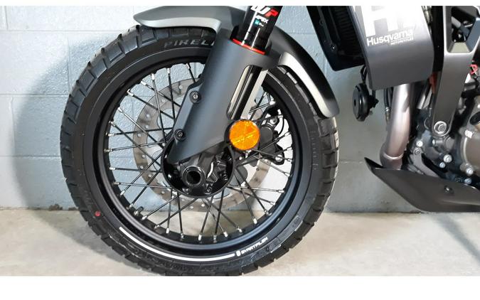 2024 Husqvarna SVARTPILEN 401