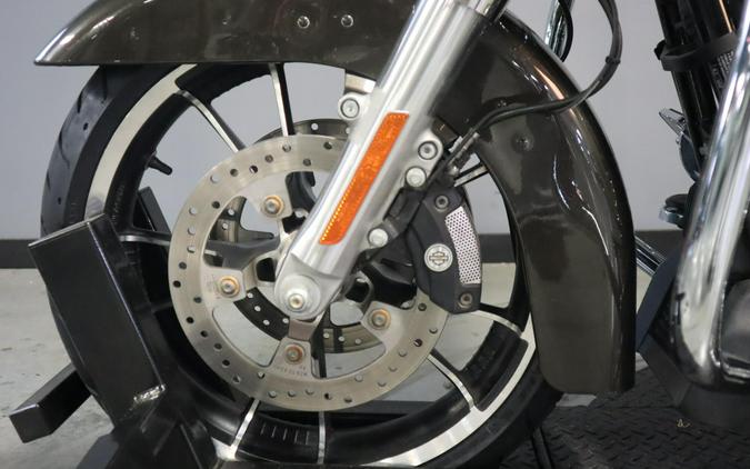 2021 Harley-Davidson Street Glide – River Rock Gray