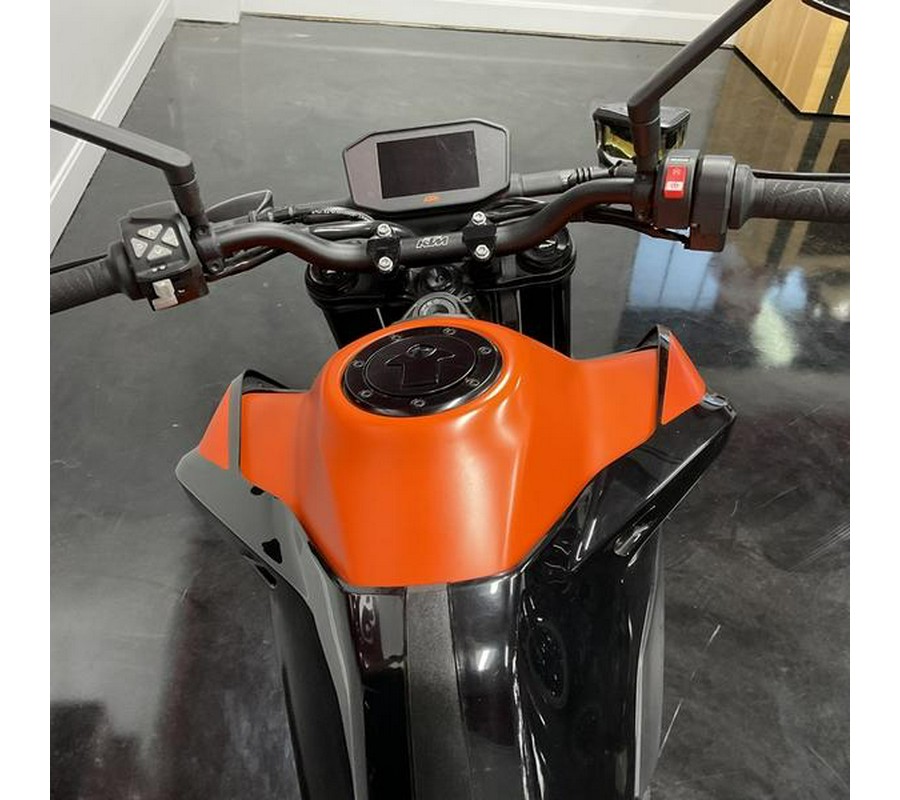 2022 KTM 890 Duke R