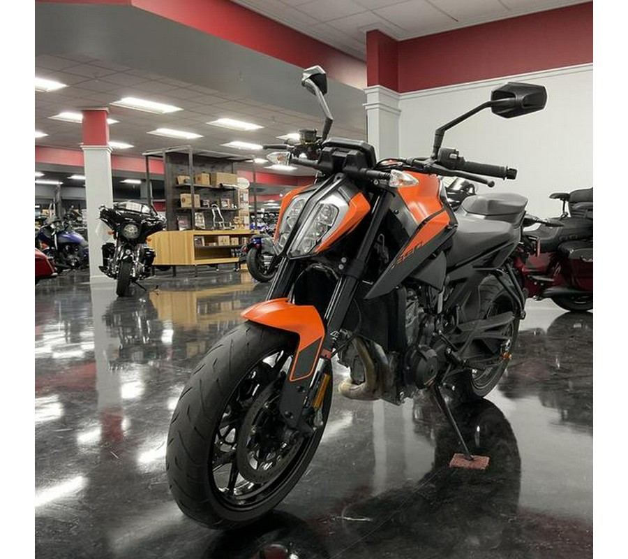 2022 KTM 890 Duke R