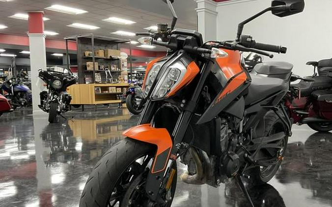 2022 KTM 890 Duke R