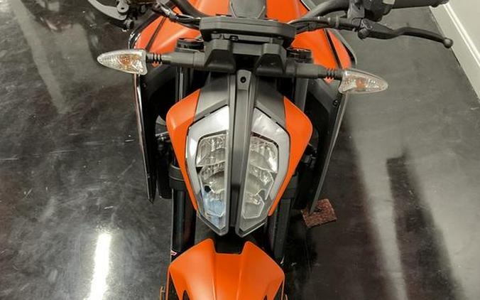 2022 KTM 890 Duke R