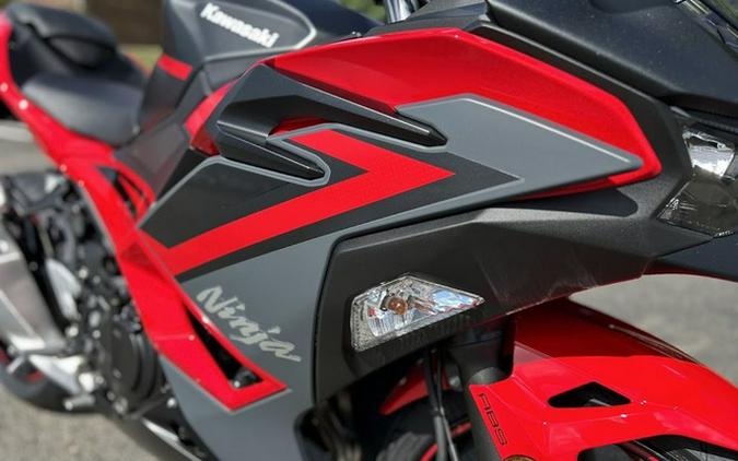 2025 Kawasaki Ninja 500 ABS Passion Red/Metallic Flat Spark Bla
