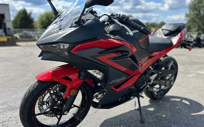 2025 Kawasaki Ninja 500 ABS Passion Red/Metallic Flat Spark Bla