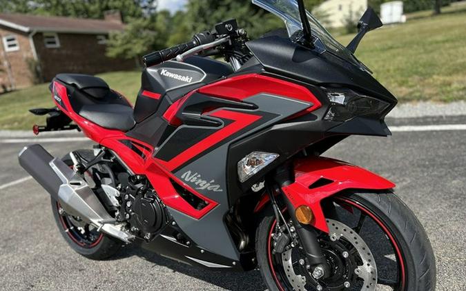2025 Kawasaki Ninja 500 ABS Passion Red/Metallic Flat Spark Bla